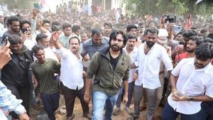 హైకోర్టు తీర్పుతో ఇరుకునపడ్డ పవన్ ? ఎల్లుండి టూర్ సస్పెన్స్ ! ముందునుయ్యి, వెనుక గొయ్యి !