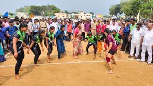  కబడ్డీ ఆడుతూ కిందపడిన మంత్రి రోజా