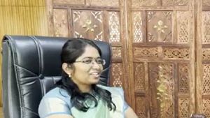 Lady officer: జస్ట్ రూ. 5 లక్షల లంచం అడ్వాన్స్, రాజుతో లక్షల్లో డీల్, మేడమ్ వర్షా అందర్ ! 