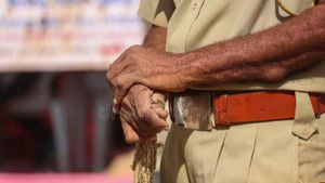 Sketch: ఎవరిని టార్గెట్ చేశారంటే ?, పోలీసు అధికారి ఫ్యామిలీని రివాల్వర్ తో బెదిరించి ! 