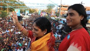 కేసీఆర్ ప్రభుత్వం పై విజయమ్మ కీలక వ్యాఖ్యలు - సవాల్..!!