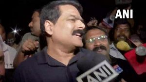 తగ్గేదేలే: వైఎస్ షర్మిల ఫైటర్ అంటూ బ్రదర్ అనిల్, కోర్టుకు వైటీపీ అధినేత్రి తరలింపు