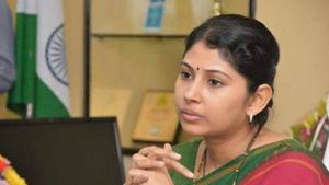 మహిళలకు ఆయుధాలు ధరించే హక్కు: స్మితా సబర్వాల్ సంచలన ట్వీట్