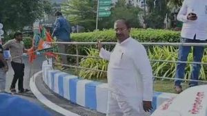 మోడీ రాక ముందే బీజేపీకి షాక్-విశాఖలో జెండాల తొలగింపు- అడ్డుకున్న సోమువీర్రాజు
