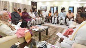 టార్గెట్ సోము వీర్రాజు -  ఢిల్లీ నేతలకు ఫిర్యాదులు:  వెనుక ఉన్నదెవరు..!!