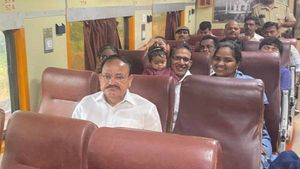 సాధారణ ప్రయాణీకులతో రైల్లో వెంకయ్య - ఆ నాలుగు 