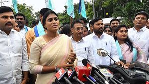 తెలంగాణాలో ఆంధ్రా పెత్తనం ఏంటి? వైఎస్ షర్మిలపై యుద్ధానికి టీఆర్ఎస్ నాన్ లోకల్ అస్త్రం!!