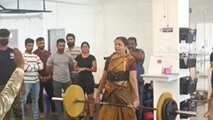 చీరలోనే జిమ్ వర్కౌట్స్: యువతకు స్ఫూర్తిగా 56 ఏళ్ల మహిళ (వీడియో)