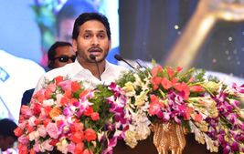  వైఎస్సార్ అవార్డుల్ని ప్రదానం చేసిన జగన్-గవర్నర్, విజయమ్మ హాజరు- ఎందుకిస్తున్నామంటే..