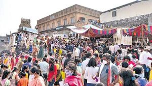Yadagirigutta: యాదగిరిగుట్టలో భక్తుల రద్దీ.. నరసింహాస్వామి దర్శనానికి 2 గంటల సమయం..!