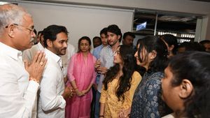 సూపర్ స్టార్ కృష్ణ పార్థివ దేహానికి వైఎస్ జగన్ నివాళి - బాలకృష్ణతో ..!!