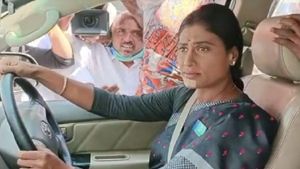 వైఎస్ షర్మిల అరెస్ట్ - సొంతంగా కారు డ్రైవ్ చేసుకుంటూ ప్రగతి భవన్ ముట్టడికి