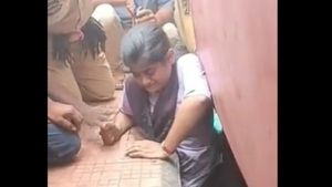 ప్లాట్‌ఫాం, రైలు మధ్యలో ఇరుక్కున్న యువతి: గంటన్నరపాటు నరకం (వీడియో)