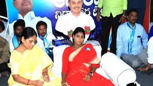 లోటస్‌పాండ్‌లో షర్మిల ఆమరణ దీక్ష, విజయమ్మ మద్దతు: వ్యక్తి ఆత్మహత్యాయత్నం