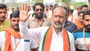 సీబీఐ ఛాయ్ బిస్కెట్లు కోసం రాలేదు.: కవితపై బండి సంజయ్, సీఎం పదవిపైనా 