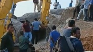  బండరాళ్ల మధ్య ఇరుక్కుపోయి తలకిందులుగా షాడరాజు: 40 గంటలు అక్కడే, రెస్క్యూ..