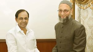 మా కూతురు వివాహానికి రండి: కేసీఆర్‌కు అసదుద్దీన్ ఒవైసీ ఆహ్వాన పత్రిక