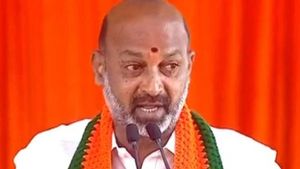 ఏపీ, తెలంగాణ సీఎంల గెలుపు తంత్రం ఇదే: బండి సంజయ్, సభలో భావోద్వేగంతో కన్నీళ్లు