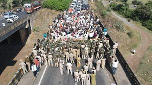  కర్ణాటక సరిహద్దుల్లో తీవ్ర ఉద్రిక్తత - 144 సెక్షన్: బోర్డర్ దాటితే.. అరెస్టులే