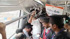తెలంగాణలో నిరుద్యోగంపై మెట్రో రైలులో బీజేపీ నిరసన (వీడియో)