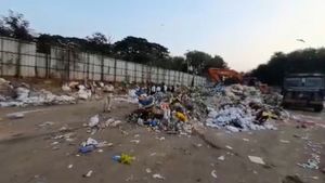 హైదరాబాద్ లోయర్ ట్యాంక్‌బండ్ వద్ద పేలుడు, ఇద్దరికి తీవ్రగాయాలు