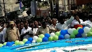 YS Jagan Birthday : విజయవాడలో జగన్ బర్త్ డే-600 కిలోల కేక్ ఊరేగింపు-కట్ చేసి వేడుకలు