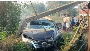 కరెంటు స్తంభాన్ని ఢీకొట్టిన వైసీపీ ఎమ్మెల్యే కారు - నిద్రమత్తులో డ్రైవర్- లాస్ట్ మినిట్ లో !