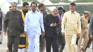 ఢీ అంటే ఢీ: APలోకి KCR... తెలంగాణలోకి చంద్రబాబు!!