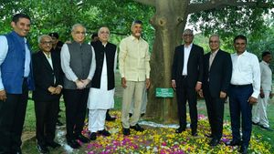 దీన్ని నేనే నాటాను - రండి ఫొటోలు దిగుదాం: మురిసిపోయిన చంద్రబాబు