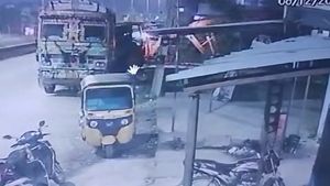 షాకింగ్ వీడియో: క్రేన్ సహాయంతో కారు చోరీ; దొంగతనాల్లో కొత్త ట్రెండ్ మొదలైందా!! 
