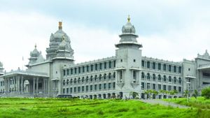  CM: మాకు క్లారిటీ ఉంది, పక్క రాష్ట్రం వాళ్లు మా జోలికి వస్తే ఈ సారి సినిమా చూపిస్తాం, సీఎం ! 