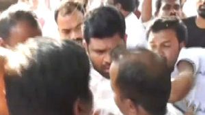 గాంధీభవన్‌లో ఉద్రిక్తత: దిగ్విజయ్ ఉండగానే అనిల్, ఓయూ నేతల ఘర్షణ 