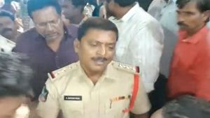 భగ్గుమన్న గుడివాడ: టీడీపీ-వైసీపీ ఘర్షణ: మా దగ్గర అంతకంటే పెద్ద రాళ్ళే ఉన్నాయ్