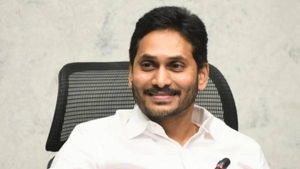 సీఎం జగన్ కార్యాలయం నుంచి 11 మందికి ఫోన్ వెళ్లింది?