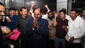 ఢిల్లీ చేరుకున్న కేసీఆర్: 14న బీఆర్ఎస్ ఆఫీస్ ఓపెన్, వాస్తు ప్రకారమే నిర్మాణం