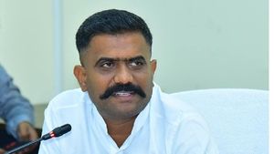 రాజకీయాల్లో తండ్రి కొడుకుల చేతుల్లో ఓడిపోయిన నాయకుడెవరు- కేతిరెడ్డి ప్రశ్న