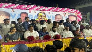 నా తమ్ముడు వంగవీటి రాధాబాబు అడిగితే..ఏదైనా: ఒకే వేదికపై కొడాలి నాని-రాధా-వల్లభనేని వంశీ..!!