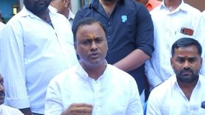 నిజం నిప్పులాంటిది చెల్లెమ్మా- నిన్ను మీ అన్న, మీ నాయనా ఎవ్వరు కాపాడలేరు