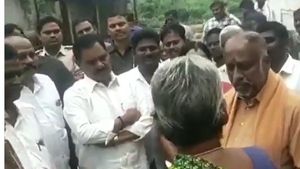 సీఎం జగన్ వైపే కమ్మ వర్గం - చంద్రబాబు ఇలాకాలో: డిప్యూటీ సీఎం పాదాభివందనం..!!
