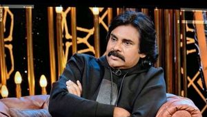 బాలకృష్ణతో పవన్ కళ్యాణ్ - అప్పుడే పవర్ ప్యాక్డ్ పంచ్ పడింది..!!