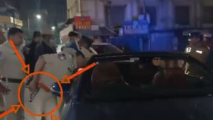 Viral Video: పాతబస్తీలో గన్ బయటకు తీసిన ఎస్సై.. వైరల్ అయిన వీడియో..