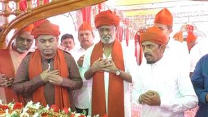 అనూహ్యంగా కడపలో ప్రత్యక్షమైన రజినీకాంత్ - ఏఆర్ రెహ్మాన్‌తో కలిసి..!!