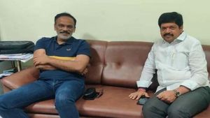 బుజ్జగింపులా.. బేరసారాలా?