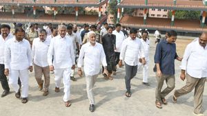 విజయవాడలో 7న వైసీపీ జయహో బీసీ మహాసభ- పోస్టర్ విడుదల-చేసింది చెప్పుకునేందుకే...