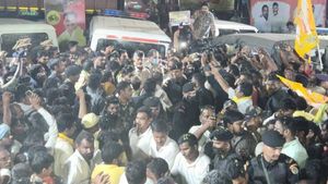 చంద్రబాబు పోలవరం టూర్ ఉద్రిక్తం-ప్రాజెక్టుకు వెళ్లకుండా అడ్డుకున్న పోలీసులు-అక్కడే ధర్నా
