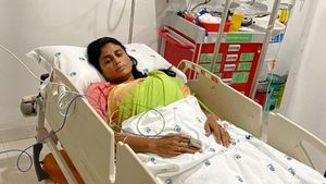 అర్ద్రరాత్రి షర్మిల దీక్ష భగ్నం - అరెస్ట్ : మద్దతుగా సునీత- విజయమ్మ..!!