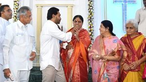 కొడుకు- కోడలి పట్ల వైఎస్ విజయమ్మ మమకారం