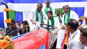 పులివెందులలో జగన్: వైఎస్సార్ డ్రీమ్ ప్రాజెక్ట్‌కు..!!