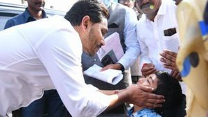 జగన్ పెద్ద మనసు- బాలుడి వైద్యానికి అప్పటికప్పుడు ఆదేశాలు..!!