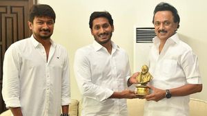 తమిళనాడు సీఎం స్టాలిన్ సంచలనం నిర్ణయం- కుమారుడు ఉదయనిధి పట్టం